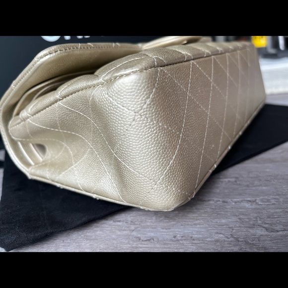 Metallic caviar quilted medium double flap gold - Picture 6 of 8